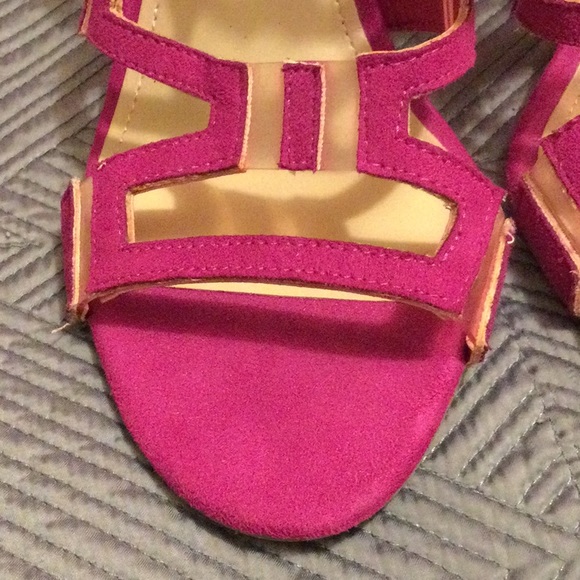 Guess size 8 hot pink suede heels for women. Condition is NWT - Picture 3 of 7